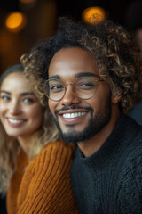 homme au travail souriant, bureau, travail collaboratif, réunion, professionnel, travail d'équipe, coworking, ambiance dynamique, relations de travail