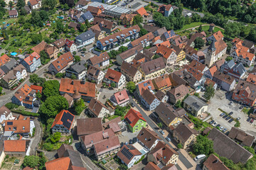 Ausblick auf die idyllische kleine Stadt Niederstetten in Hohenlohe in Tauberfranken