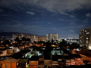 ciudad en la noche de Bogotá con vista hacia el oriente  