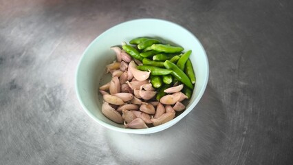 Garlic in a blue bowl on the dining table