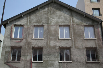 Filet de protection anti-chute sur la façade d'une maison en travaux