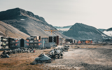 Der Ort Longyearbyen im Sommer. Nutzlos stehen die Schneemobile herum, weil kein Schnee mehr...