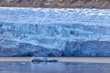 Teil des Gletschers im Tempelfjord in Norwegen. Polarkreis.. Spitzbergen. Eisberg.