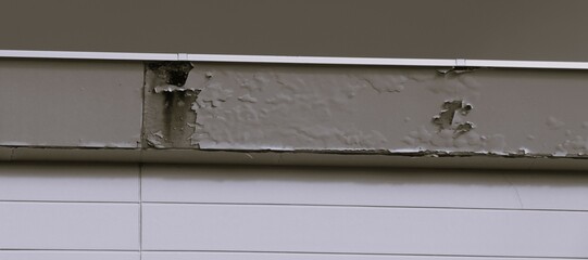 破損した古い屋根