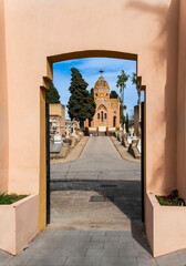Obraz premium Blick auf die Kapelle des Friedhof Les Corts in Barcelona, Spanien