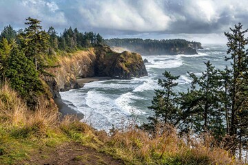 Obraz premium Stunning Coastal Landscape with Cliffs and Waves Under Dramatic Skies