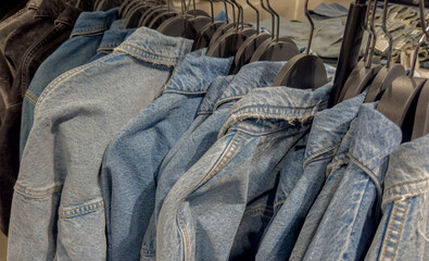 Jeansjacken auf einem Kleiderständer