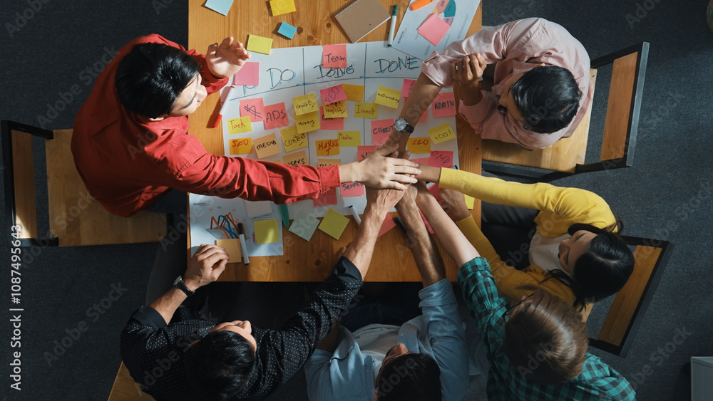 Aufkleber top view of people writing and making scrum task board or kanban board while writing plan and planni
