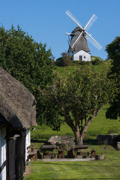 Sch&ouml;ne Vester Holl&auml;nder M&uuml;hle auf der d&auml;nischen Ostseeinsel &AElig;r&oslash; .