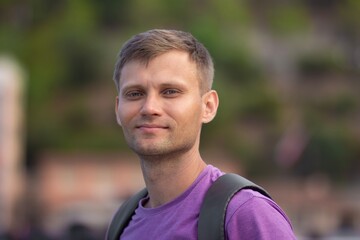 portrait of a guy against the background of the city