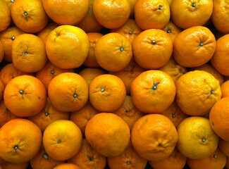 Mandarin oranges in the supermarket in close-up photos can be used as a background for oranges