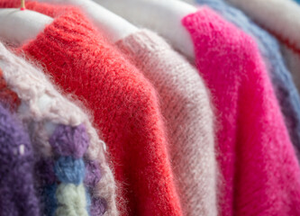 Herbst und Winter Saison für Mohair Strickpullover und Mohair Stickjacken auf einem Kleiderständer