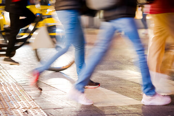 Obraz premium Crowd of people crossing the street