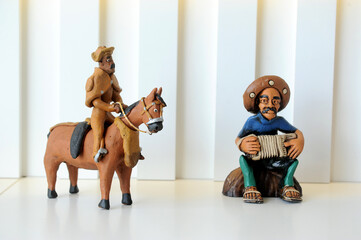 objetos decorativos do nordeste sertanejo com instrumentos musicais 