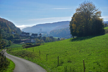 Gossenzugen und Zwiefalten mit Klosterkirche im Biosphärengebiet Schwäbische Alb, Baden...