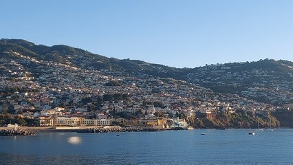 Fototapeta premium natureza, ar livre, paisagem, montanha, verde, azul, céu, nuvens, mar, oceano, onda, floresta, árvores, água, paz, paraíso, relaxamento, viagem, portugal, madeira, ilha da madeira
