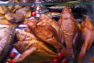 Wędzone ryby morskie w wędzarni nad morzem © FotoDax