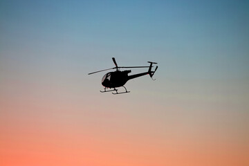 Mały helikopter wycieczkowy lot wieczorny © FotoDax