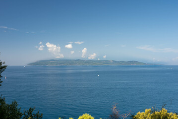 Obraz premium Scenic view of Brač Island from the mainland of Croatia, showcasing the beauty of the Adriatic Sea