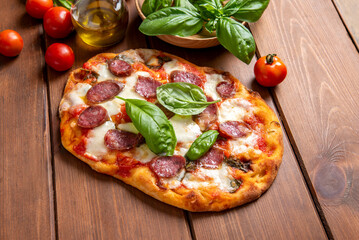 Pinsa romana con salsiccia di maiale, cibo italiano 