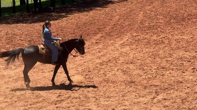 mulher anda com cavalo 