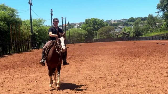 homem anda de cavalo no ver&atilde;o 