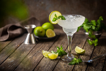 Cocktail margarita with lime