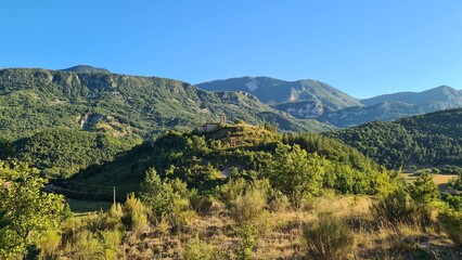 Obraz premium L'église de Saint-Vincent-sur-Jabron sur sa colline