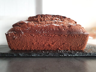 Bizcocho de chocolate esponjoso y rico.