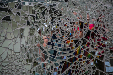 Ściana domu pokryta pokryta kawałkami szkła