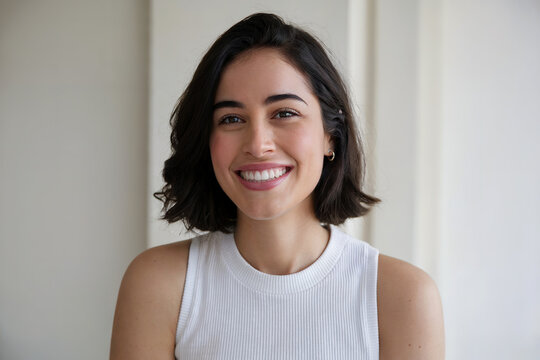 Retrato de una mujer morena sonriendo y feliz mirando a la c&aacute;mara.  Generado con AI