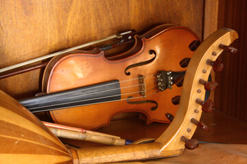 Obraz premium old violin on a wooden background