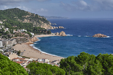 Pueblo mediterráneo en la Costa Barva en Catalunya, España con el mar azul