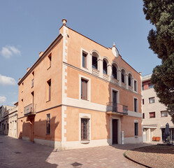 Casa rosada en un pueblo de la costa mediterránea
