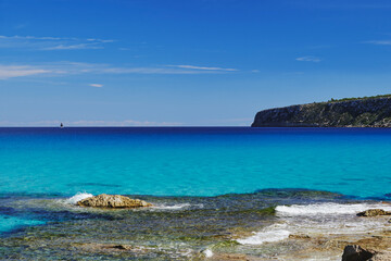 Mar mediterráneo de color turquesa en la isla Formentera, Islas Baleares, color intenso y cielo azul