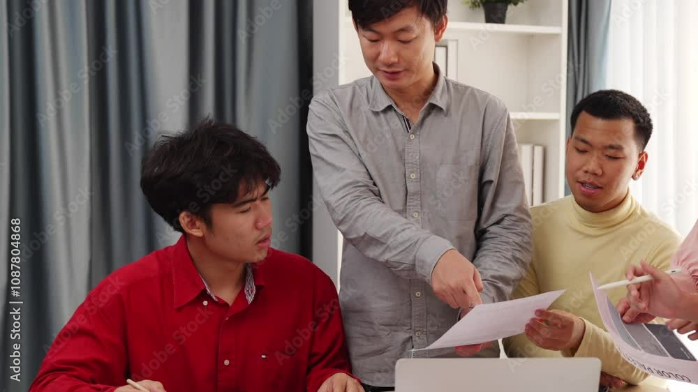 Aufkleber slow motion designer team brainstorming and choosing color for graphic design working or client aski