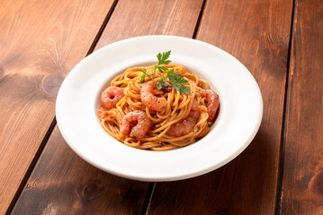 Spaghetti al sugo di gamberi rossi del mediterraneo, pasta italiana 