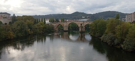 Fototapeta premium Puente romano sobre el río Miño en Ourense, Galicia