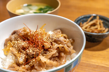 おいしい豚丼と味噌汁