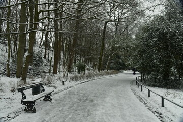 Coin de repos le long d'une promenade sous la neige au parc Josaphat &agrave; Schaerbeek (Bruxelles) 
