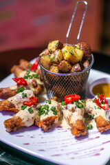 Acevichado wings whit fries, alitas acevichadas con papa frita