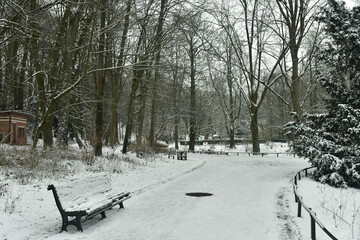 Coin de repos le long d'une promenade sous la neige au parc Josaphat à Schaerbeek (Bruxelles) 