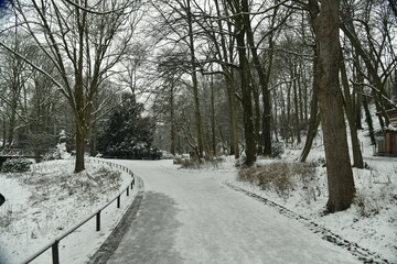 Route pour la promenade sous la neige au parc Josaphat à Schaerbeek (Bruxelles) 