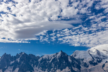 Obraz premium Aiguilles du Chamonix showcases sharp rocky mountain peaks in the French Alps. Ideal for photography, this striking landscape features rugged summits, alpine terrain, and breathtaking natural scenery.