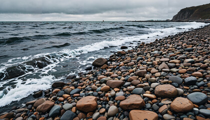 C&ocirc;te rocheuse sous ciel nuageux
