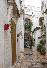 Kleine Gasse in Cisternino, Apulien