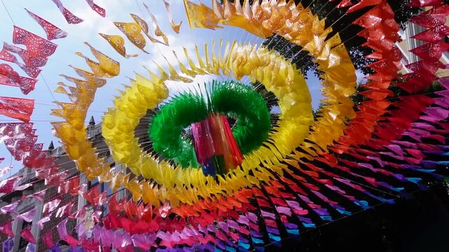 Adornos de festividades mexicanas que se mueven co el viento