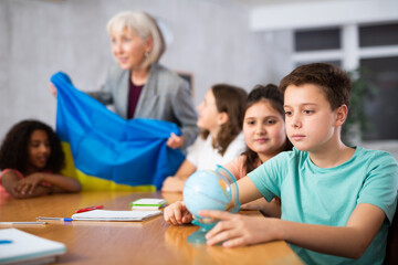 Kids learning together about ukraine in geography class