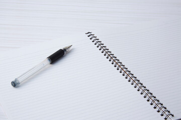 ノートとペンの置かれた白い机