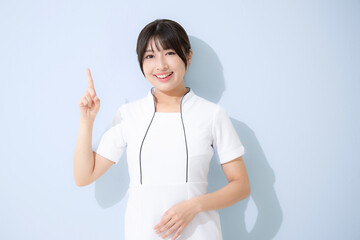 Esthetician, beauty nurse, and other points and recommended poses Looking at the camera on a light blue background